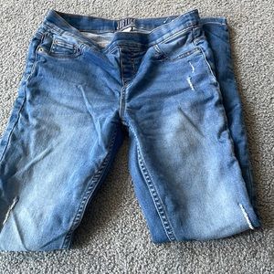 Very little rips in these jeans ! Stylish!